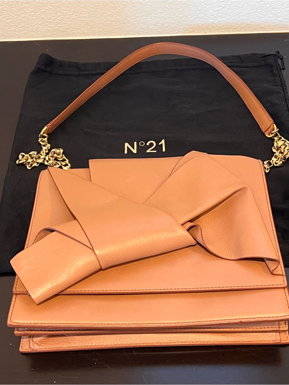 No. 21 Abstract Bow Caramel Leather Crossbody Shoulder Bag Auth New